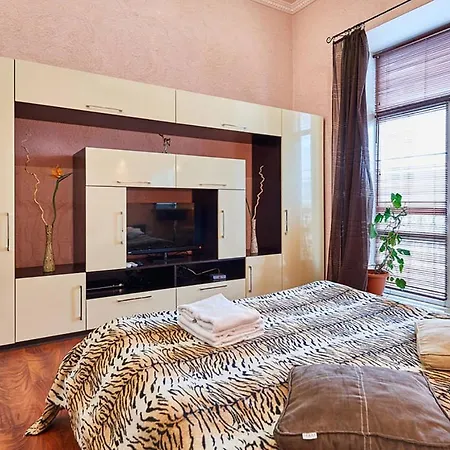 Home Hotel Apartments On Zoloti Vorota Kyiv Exterior photo